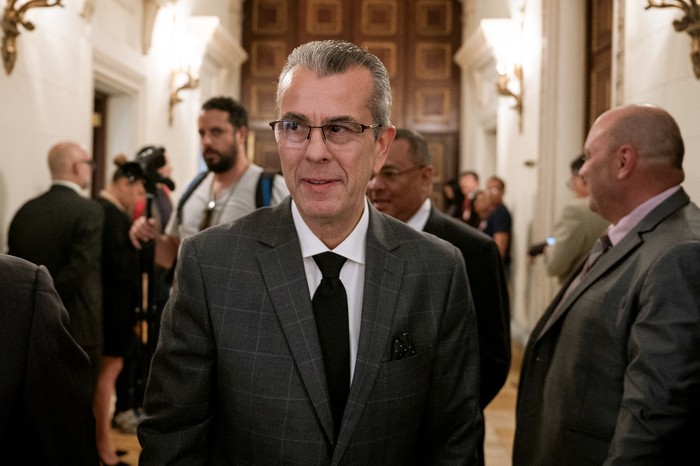 Juan Carlos Delpino, integrante del Consejo Nacional Electoral, en la Asamblea Nacional en Caracas (archivo, agosto de 2023). · Foto: Federico Parra, AFP