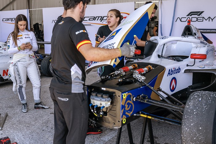 Maite Cáceres (I), después de un accidente durante la Ronda 7 de la F1 Academy Series, el 21 de octubre, en el Circuito de las Américas, en Texas, Estados Unidos. · Foto: Jim Watson, AFP