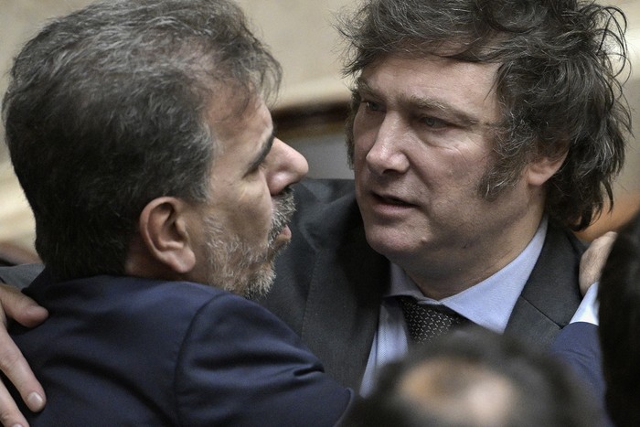 Cristian Ritondo recibe a Javier Milei, antes del inicio de una sesión en el Congreso argentino, en Buenos Aires (archivo, 2023). · Foto: Juan Mabromata,  AFP