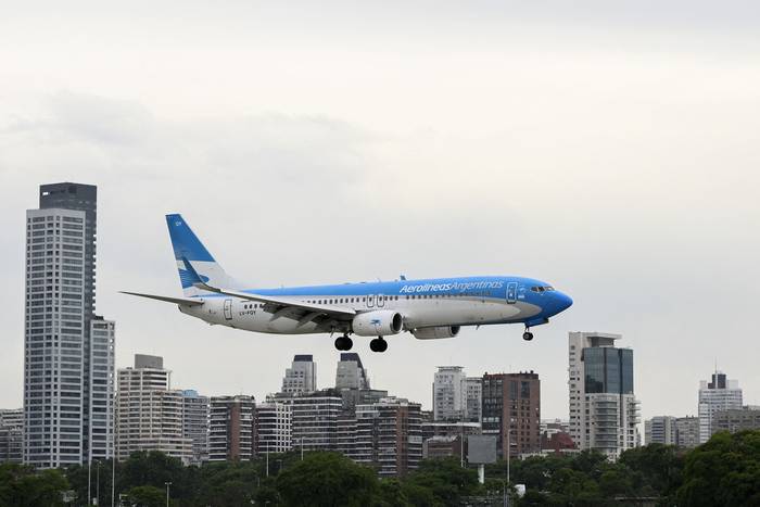 Boeing 737 de Aerolíneas Argentinas, en Buenos Aires (archivo, diciembre de 2023). · Foto: Luis Robayo, AFP