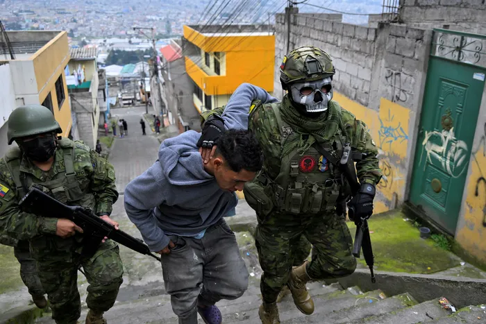 Miembros del Ejército durante un patrullaje en el barrio Lucha de los Pobres, en el sur de
Quito, el 12 de enero de 2024. · Foto: AFP