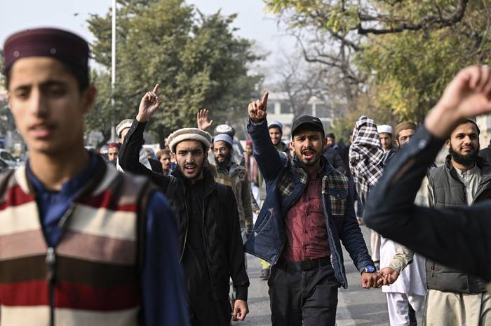 Militantes del movimiento musulmán Talba Mahaz durante una protesta tras el ataque aéreo iraní en Islamabad. · Foto: Farooq Naeem, AFP