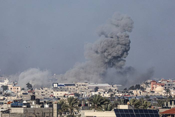 Humo provocado por un bombardeo israelí en Rafah, en el sur de la Franja de Gaza. · Foto: S/d de autor, AFP
