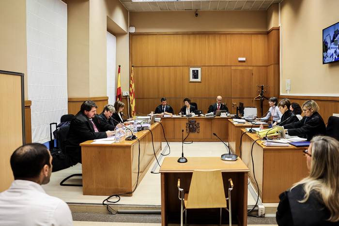 Dani Alves (abajo, izq.), durante el juicio en el Tribunal Superior de Justicia de Cataluña, en Barcelona (archivo, febrero de 2024). Foto: Jordi Borras, PISCINA, AFP
