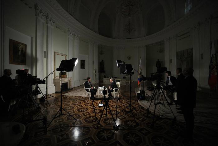 Durante la entrevista de Tucker Carlson a Vladimir Putin, el 6 de febrero, en el Kremlin de Moscú. · Foto: Gavriil Grigorov, AFP
