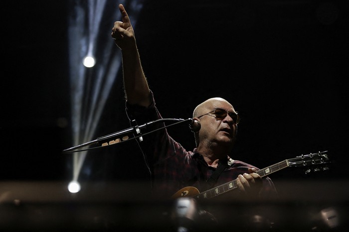 Herbert Vianna de Paralamas do Sucesso, durante un espectáculo en el escenario Marco Zero durante el carnaval de 2024 en Recife. · Foto: Rafael Vieira, AGIF, AFP