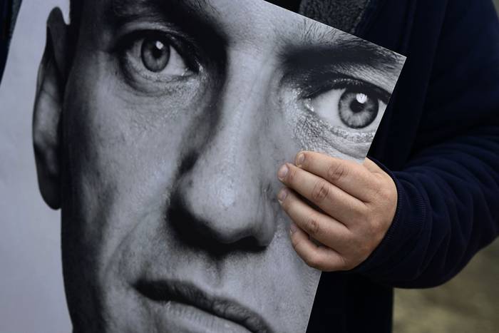 Un manifestante sostiene la foto del líder de la oposición rusa, Alexei Navalny, el 16 de febrero en la embajada rusa en Berlín. · Foto: John Macdougall, AFP