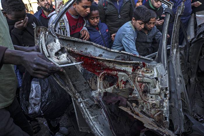Automóvil que fue destruido en un ataque israelí, este martes, en Rafah, en el sur de la Franja de Gaza. · Foto: Said Khatib, AFP