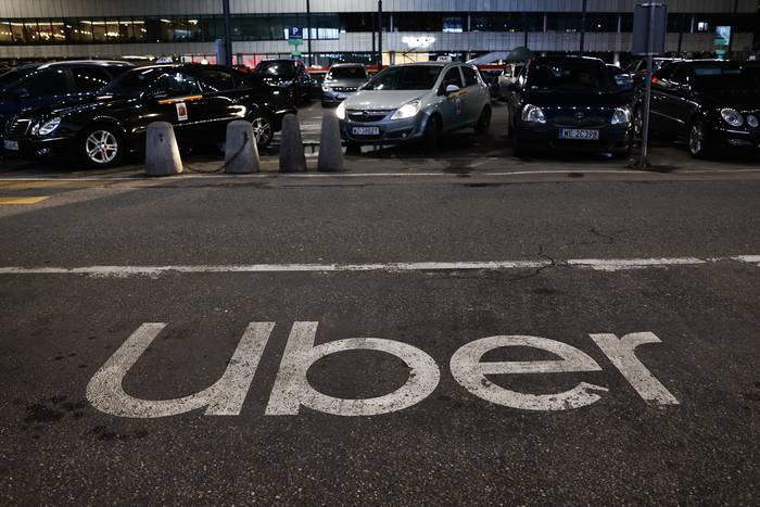 Foto principal del artículo 'Justicia falló a favor de Uber ante reclamo de 33 millones de pesos por parte de un conductor de la aplicación' · Foto: Jakub Porzycki, NurPhoto, AFP