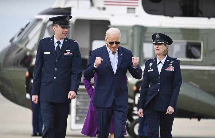 El presidente estadounidense, Joe Biden, junto al capitán de la Fuerza Aérea estadounidense, Eric Anderson, y la coronel Angela Ochoa, previo a abordar el Air Force One en la base Andrews, en Maryland. · Foto: Jim Watson, AFP