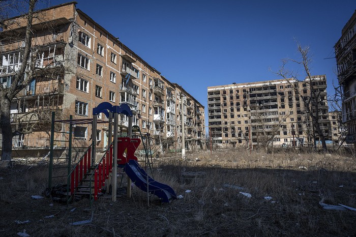 Parque infantil frente a edificios dañados por los ataques rusos en la ciudad de Vuhledar, en la región de Donetsk (archivo, marzo de 2024). · Foto: Wolfgang Schwan, Anadolu, AFP