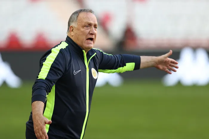 Dick Advocaat durante un partido amistoso entre la selección de Curazao y el Hull City, en el Corendon Airlines Park de Antalya, Turquía. (Archivo, marzo de 2024). · Foto: Orhan Cicek / AFP