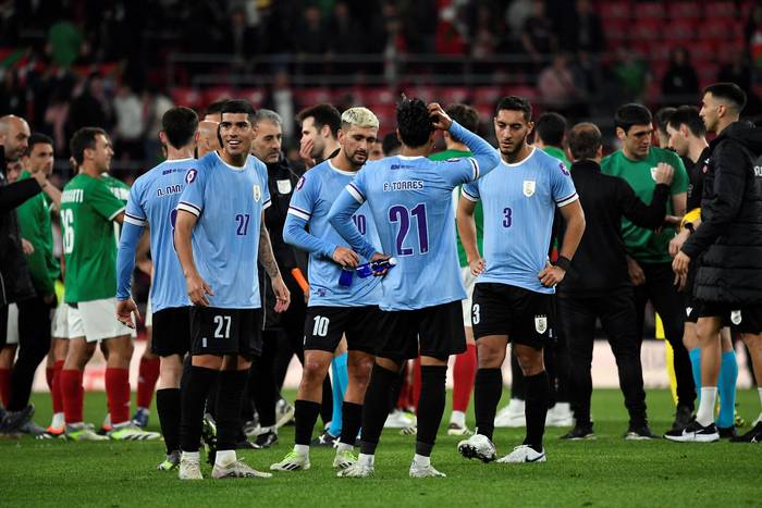 Los jugadores de Uruguay al final del partido amistoso con País Vasco, el sábado, en el estadio de San Mamés en Bilbao. · Foto: Ander Gillenea, AFP