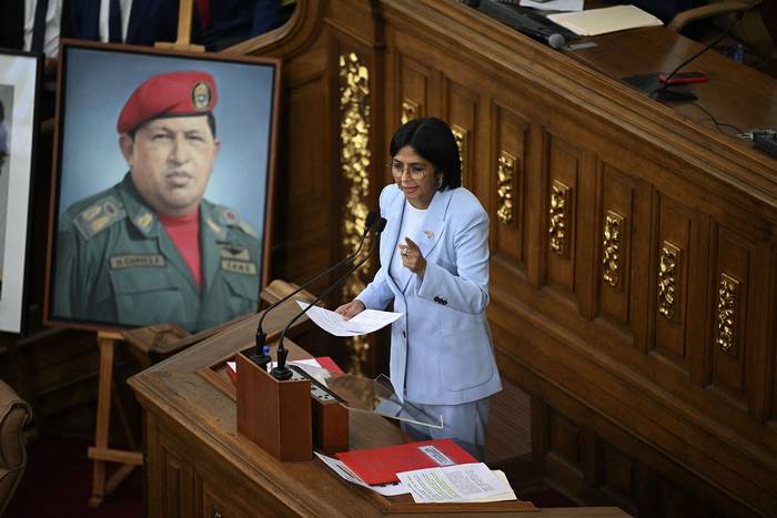 Delcy Rodríguez, pronuncia un discurso durante una sesión para presentar una "ley antifascista", el 2 de marzo, en la Asamblea Nacional en Caracas. · Foto: Federico Parra, AFP