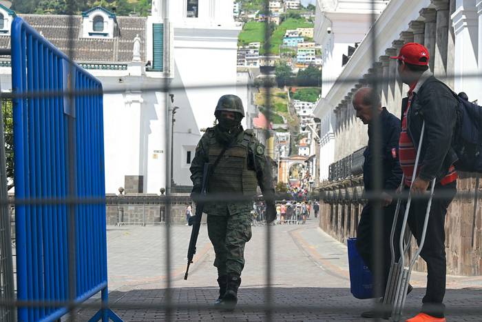 Patrullaje en los alrededores del Palacio Presidencial de Carondelet, el 8 de abril, en Quito. · Foto: Rodrigo Buendía, AFP