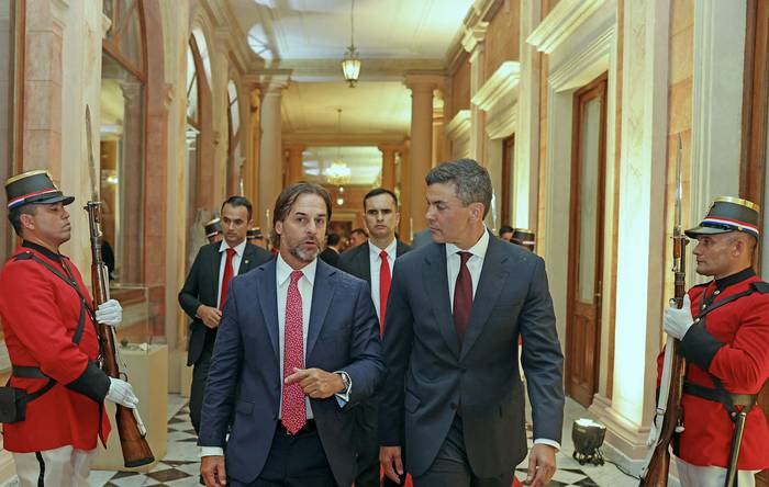Luis Lacalle Pou y Santiago Peña, durante una reunión en la Casa de Gobierno, el 10 de abril, en Asunción. · Foto: Presidencia de Paraguay, AFP