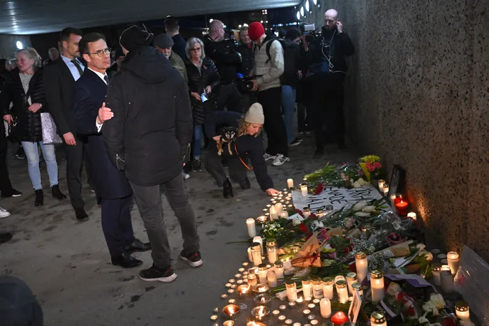 El primer ministro sueco, Ulf Kristersson, en el lugar donde un padre fue asesinado tras un enfrentamiento con una pandilla, el 11 de abril de 2024, en Skärholmen, al sur de Estocolmo. · Foto: Claudio Bresciani, TT News Agency, AFP