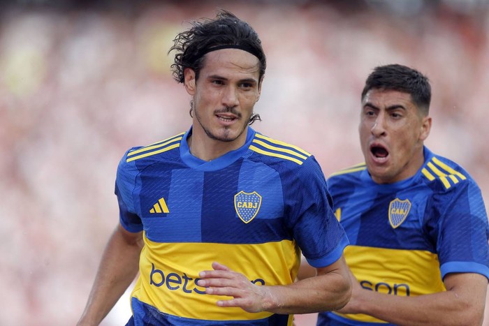 Edinson Cavani y su compañero de equipo, Miguel Ángel Merentiel, el 21 de abril, en el estadio Mario Alberto Kempes, en Córdoba, Argentina. · Foto: Diego Lima, AFP