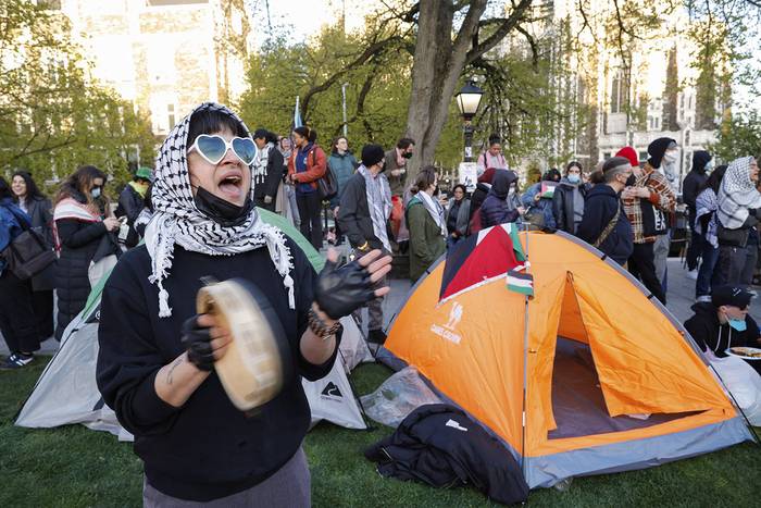 Manifestantes pro palestinos se reúnen en el campus del City College de Nueva York, el 26 de abril. · Foto: Kena Betancur, AFP