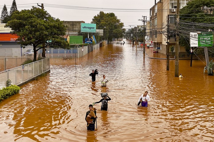 Calle inundada en Navegantes, barrio de Porto Alegre, en Río Grande del Sur, el 4 de mayo. · Foto: Carlos Fabal, AFP