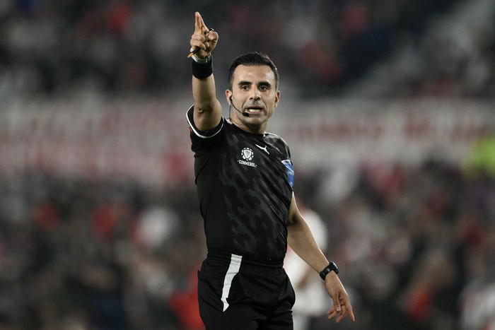 Piero Maza durante un partido de la Copa Libertadores en el estadio Monumental, en Buenos Aires (archivo, mayo de 2024). · Foto: Luis Robaya, AFP