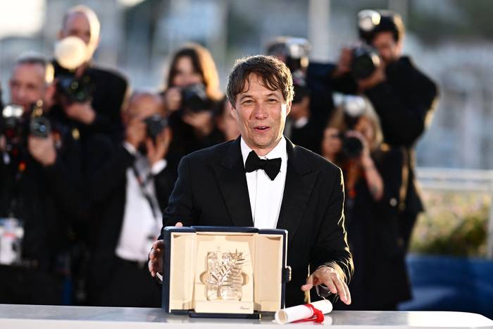 El director estadounidense Sean Baker después de ganar la Palma de Oro por la película _Anora_ en el Festival de Cine de Cannes. · Foto: Loic Venance, AFP