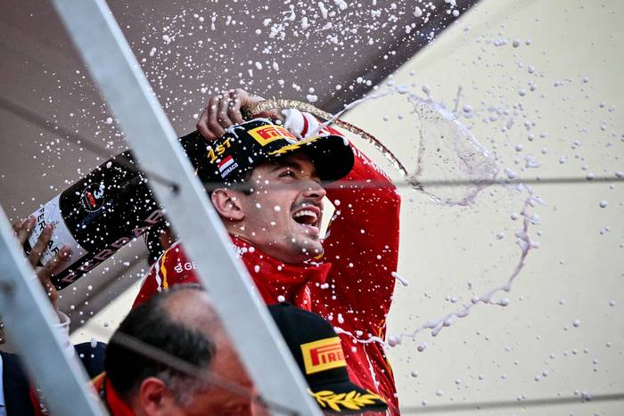 El piloto de Ferrari ganador de la carrera, Charles Leclerc, celebra en el podio del Gran Premio de Mónaco de Fórmula 1, el 26 de mayo. · Foto: Andrej Isakovic, AFP