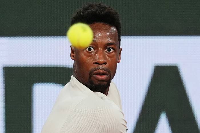 Gael Monfils, de Francia, durante el juego con Lorenzo Musetti, de Italia, el 30 de mayo,  durante el Abierto de Francia en el complejo Roland Garros de París. · Foto: Dimitar Dilkoff / AFP