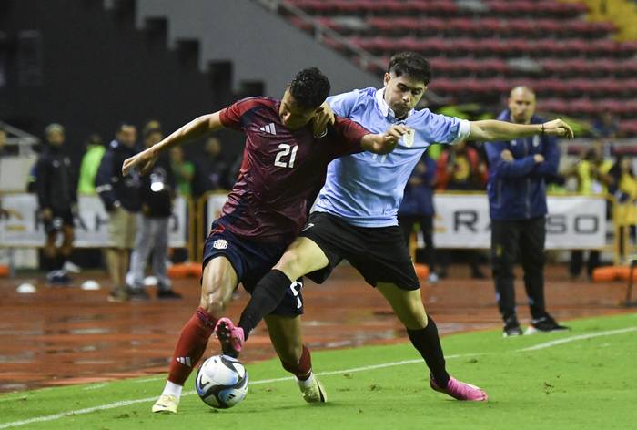 Álvaro Zamora, de Costa Rica, y Leandro Suhr, de Uruguay, en el Estadio Nacional de San José. · Foto: Ezequiel Becerra, AFP