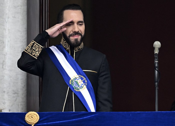 Nayib Bukele, durante el desfile militar tras su juramentación en el Palacio Nacional, en el centro de San Salvador, el 1º de junio de 2024. · Foto: Marvin Recinos / AFP
