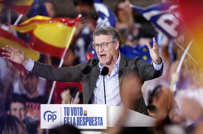 El líder del partido opositor de derecha Partido Popular, Alberto Núñez Feijoo, durante un acto de campaña en Madrid el 6 de junio. · Foto: Óscar del Pozo, AFP