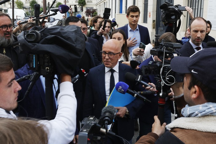 Éric Ciotti, frente a la Asamblea Nacional, el 11 de junio de 2024 en Paris. · Foto: Van Der Hasselt, AFP