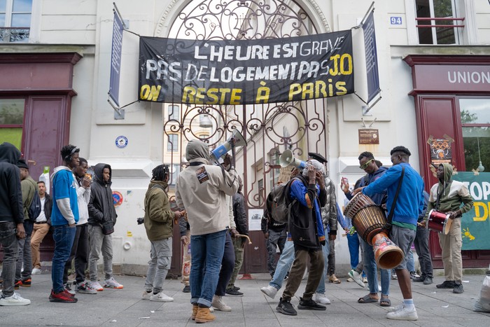 Manifestación de apoyo a los sin techo, amenazados con ser expulsados de París, a medida que se acercan los Juegos Olímpicos, el 10 de junio. · Foto: Hans Lucas, AFP