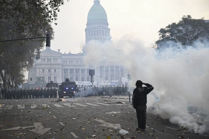 Manifestación frente al Congreso de la Nación, el 12 de junio en Buenos Aires. · Foto: Luis Robayo, AFP