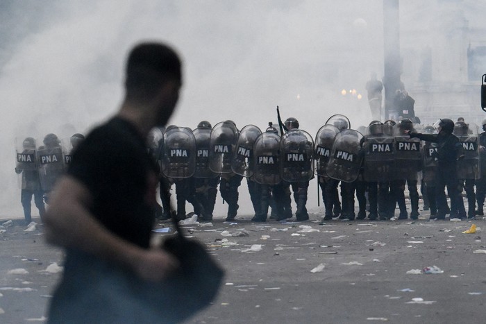 Enfrentamientos frente al Congreso Nacional, el 12 de junio, en Buenos Aires. · Foto: Luis Robayo, AFP