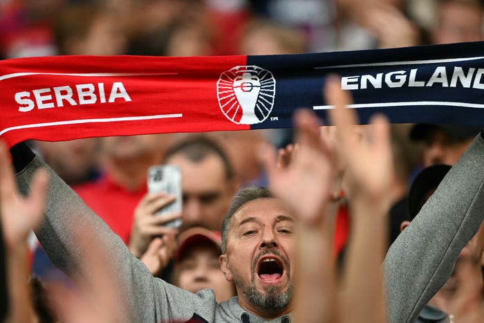 Un hincha antes del partido entre Serbia e Inglaterra, este domingo, en el Arena AufSchalke en Gelsenkirchen. · Foto: Ozan Kose, AFP