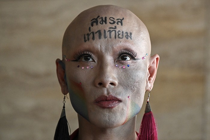 Sirisak _Ton_ Chaited, activista de derechos humanos y trabajo sexual, luego de que el Parlamento tailandés aprobara la votación en el Senado sobre el proyecto de ley de matrimonio entre personas del mismo sexo, el 18 de junio, en Bangkok. · Foto: Manan Vatsyayana / AFP