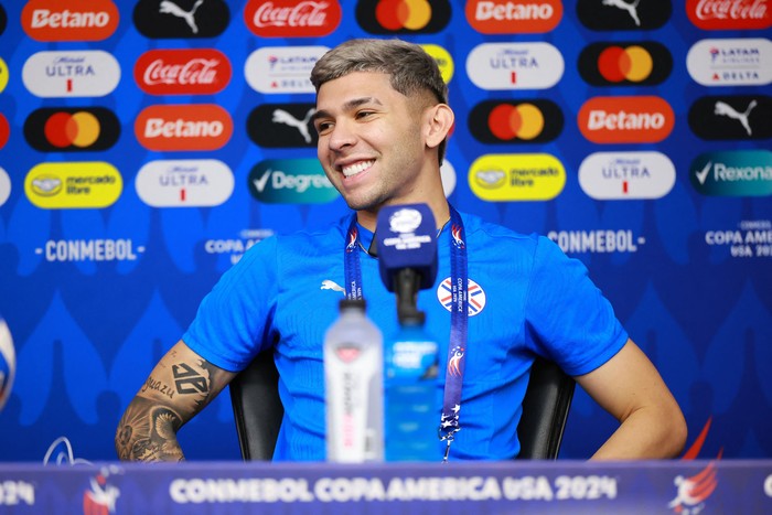 Julio Enciso de Paraguay durante una conferencia de prensa antes del partido contra Colombia, el 23 de junio, en Houston, Texas. · Foto: Héctor Vivas, Getty Images, AFP