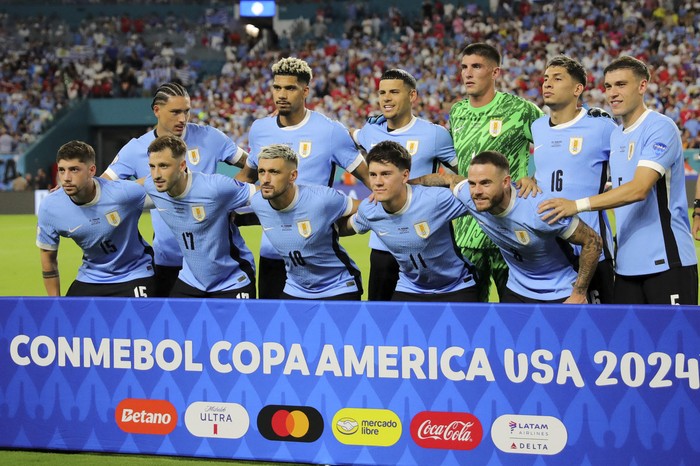 Alineación inicial de Uruguay ante Panamá en el estadio Hard Rock. · Foto: Chris Arjoon, AFP
