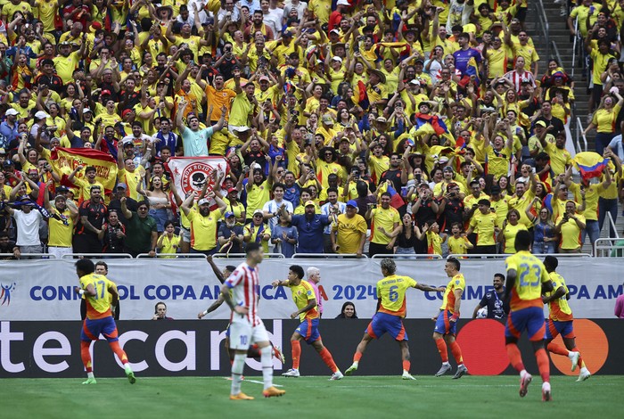 Los jugadores de Colombia tras el primer gol de su equipo ante Paraguay, en el estadio NRG de Houston. · Foto: Aric Becker, AFP