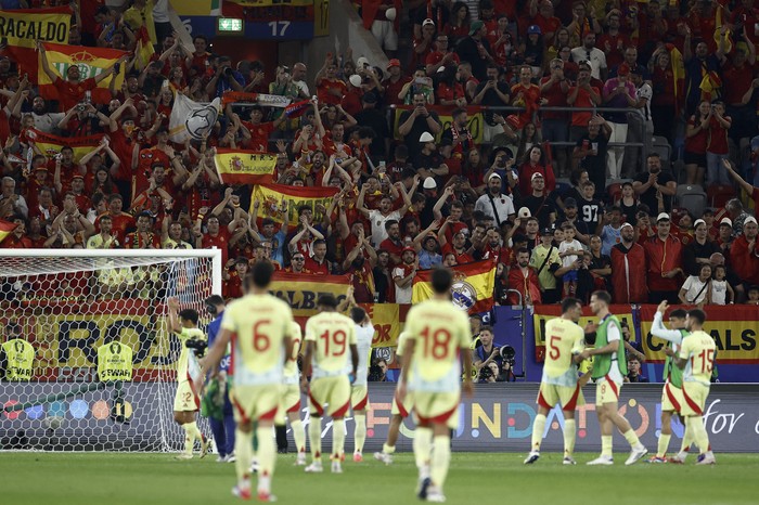 Los jugadores de España celebran al final del partido del grupo B de la Eurocopa ante Albania, en el Dusseldorf Arena, en Dusseldorf, Alemania. · Foto: Kenzo Tribouillard, AFP