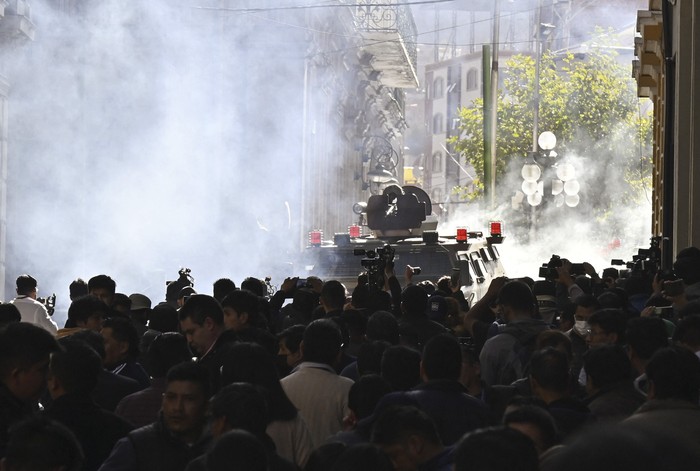 Tropas militares disparan gases lacrimógenos contra la gente frente al Palacio Quemado, en la plaza Murillo de La Paz, el 26 de junio de 2024. · Foto: Aizar Raldes, AFP