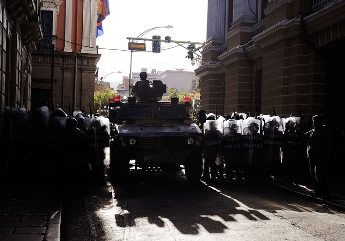 Policía militar hace guardia frente al Palacio Quemado, en la Plaza Murillo de La Paz, el 26 de junio. · Foto: Jorge Bernal, AFP