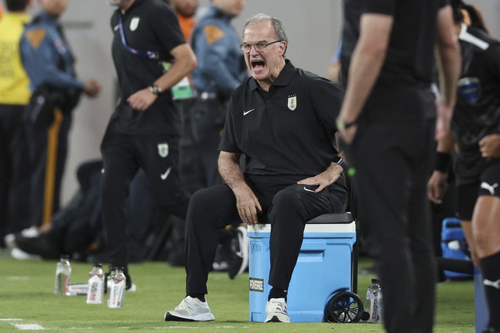 Marcelo Bielsa, entrenador de Uruguay, durante el partido con Bolivia en Nueva Jersey. · Foto: Charly Triballeau, AFP