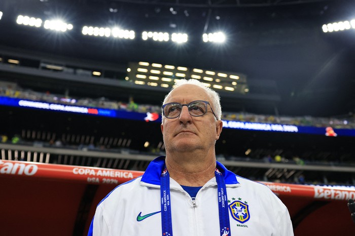 Dorival Júnior, entrenador de Brasil, durante el partido ante Paraguay en el estadio Allegiant de Las Vegas. · Foto: Buda Mendes, Getty Images, AFP