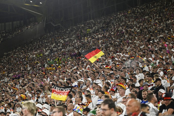 Aficionados alemanes durante el partido con Dinamarca, en el estadio BVB, en Dortmund. · Foto: Ina Fassbender, AFP