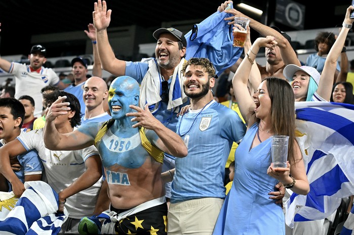 Hinchas uruguayos durante el partido con Brasil, el 6 de julio, en el Allegiant Stadium de Las Vegas, Nevada. Foto: Frederic J Brown, AFP