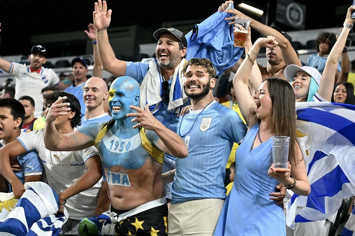 Hinchas uruguayos en el Allegiant Stadium de Las Vegas, el 6 de julio, en Nevada. Foto: Frederic J. Brown, AFP.