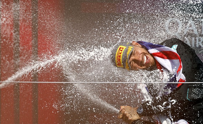 El piloto británico de Mercedes, Lewis Hamilton, después de ganar el Gran Premio de Gran Bretaña de Fórmula 1, el 7 de julio, en el circuito Silverstone en Silverstone, Inglaterra. · Foto: Benjamín Cremel, AFP