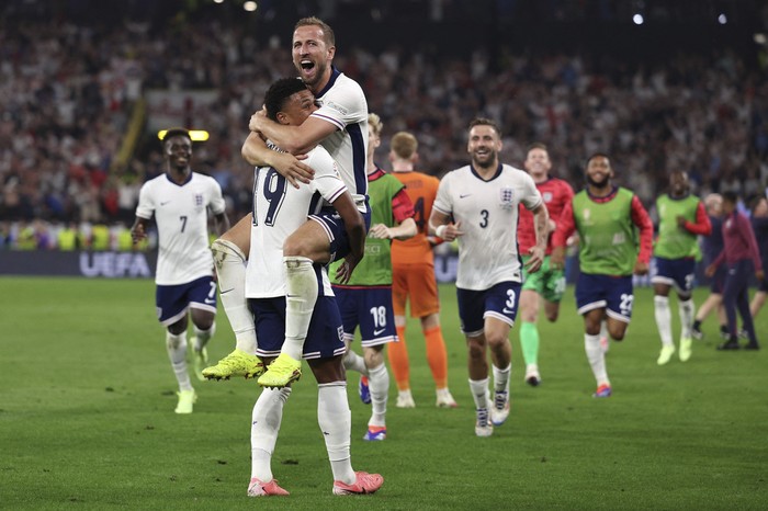 Los jugadores de Inglaterra tras lograr su pasaje a la final de la Eurocopa. · Foto: Adrian Dennis, AFP
